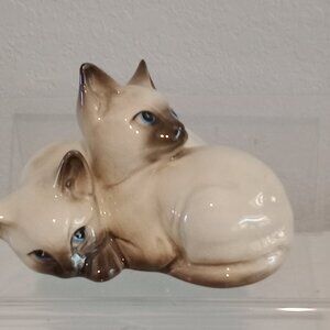 Vintage Beswick Figurine Siamese Kittens Cuddling